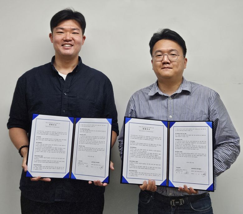 백호근 기어스컴퍼니 대표(왼쪽)와 단양 농업법인 관주식품 신은석 대표가 업무협약을 마치고 사진촬영을 하고 있다. 사진=단양군제공