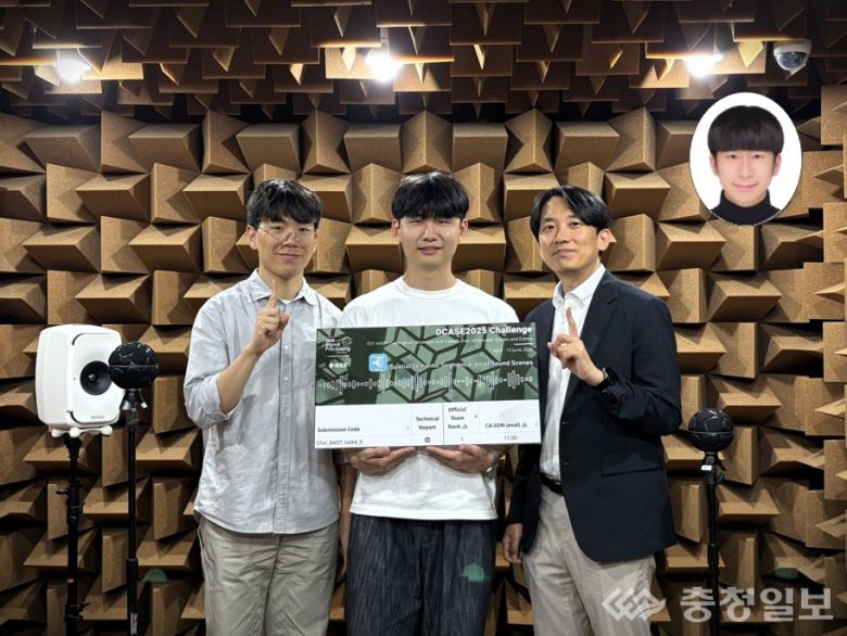 왼쪽부터)권영후 석박사통합과정, 김도환 석사과정, 최정우 교수, 이동헌 박사