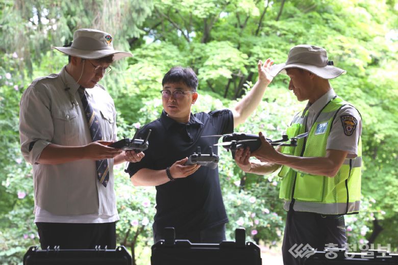 충주 '드론방범순찰대' 대원들이 드론을 이용한 실종자 수색작업 시연에 앞서 비행계획을 의논하고 있다.