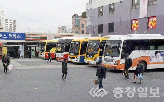 옛 유성시외버스정류소. 사람과 버스가 뒤엉켜 통행하고 있다.
