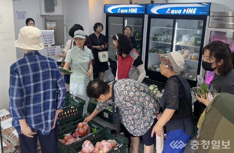 18일 문을 연 '충주씨샵' 상계점 매장에 손님들이 북적이고 있다.