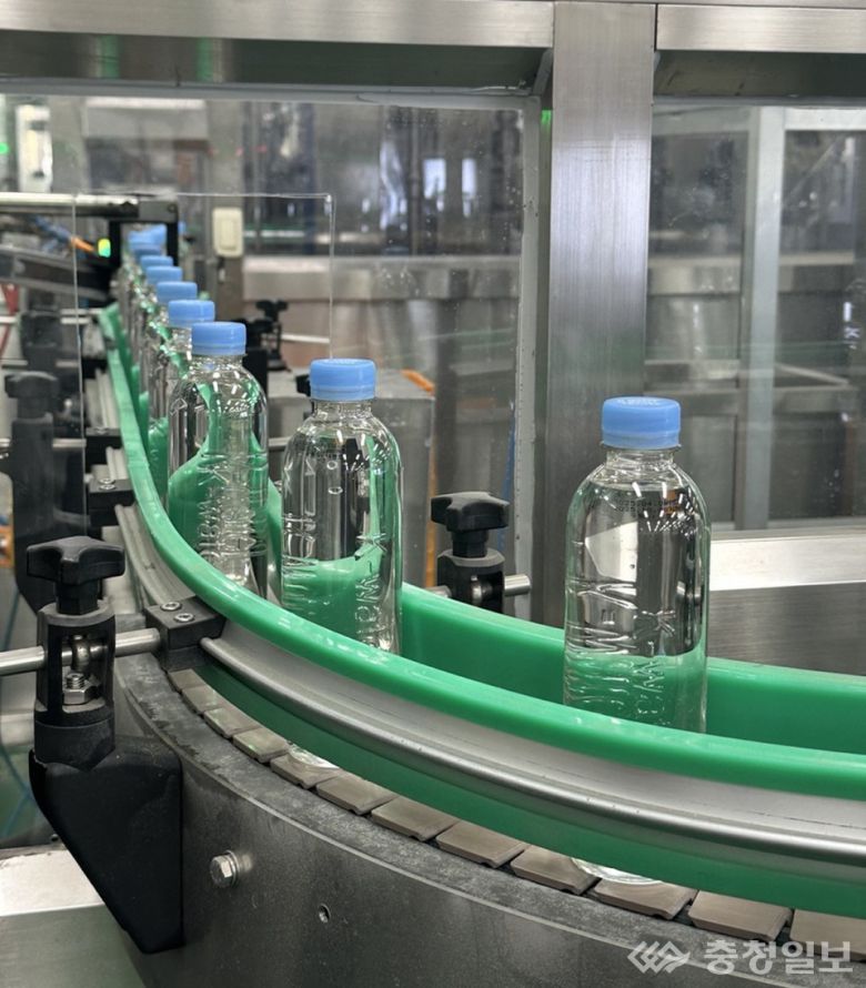 충북 청주시에 위치한 한국수자원공사 청주정수장에서 집중호우 피해지역 지원을 위해 병입 수돗물 생산 시설을 가동하고 있다