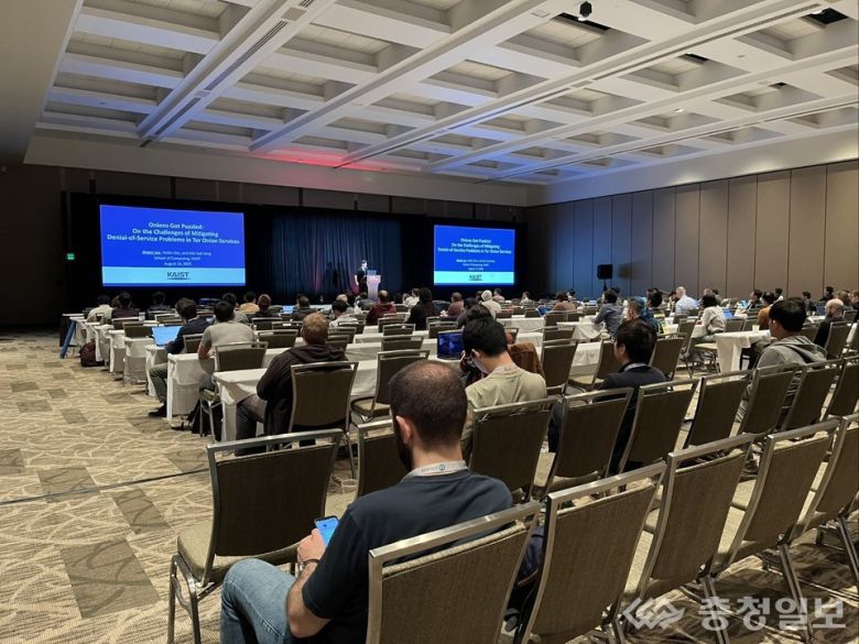 이진서 전산학부 박사과정 발표 장면