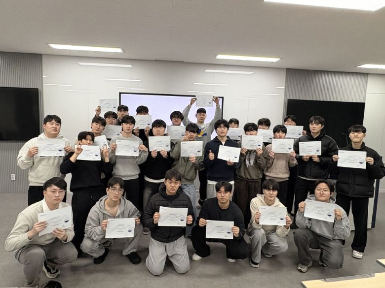 선문대학교 미래자동차공학부 학생들이 Catia MES국제 자격증 인증서를 취득,기념하고 있다.