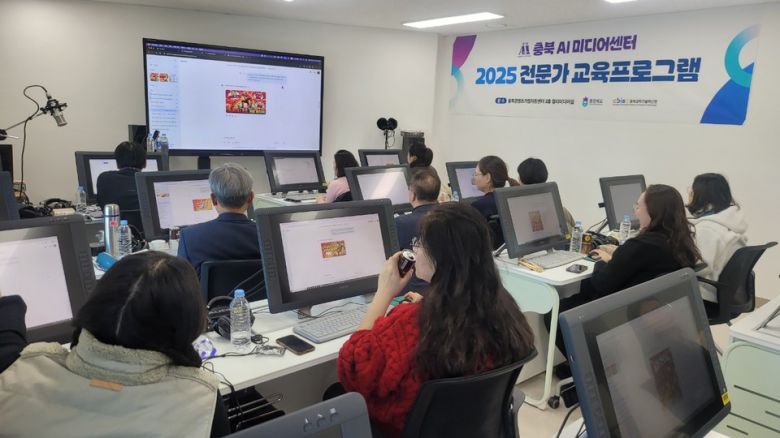 충북 증평군은 5일 충북AI미디어센터에서 지역 주민을 위한 '생성형 AI 활용 이미지 제작 교실'을 운영했다.