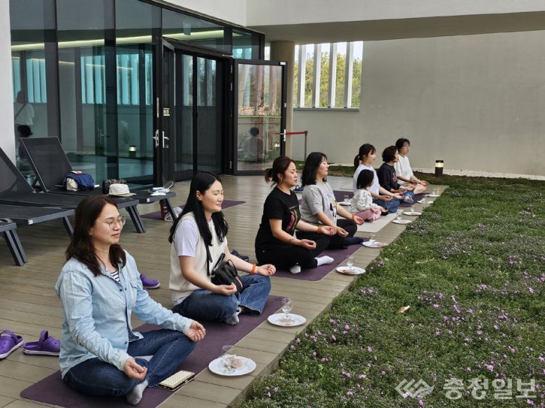 영동군 레인보우힐링센터 주말 힐링 프로그램인 ‘먹기 명상’에 참여한 방문객들이 일상 속 스트레스를 내려놓고 마음을 가다듬고 있다.