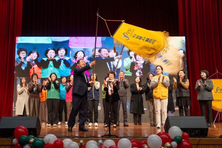 충북 증평군자원봉사종합센터는 지난 4일 증평문화회관에서 자원봉사자 200여 명이 참석한 가운데 '2025년 증평군 자원봉사자의 날 기념식'을 개최했다.