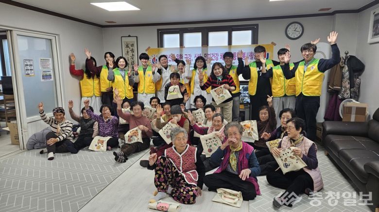 유원대학교 학생들과 교수들이 영동군 설계리 마을회관에서 지역 노인들을 대상으로 ‘구강·신체·인지건강 통합 체험 봉사활동’을 실시했다.