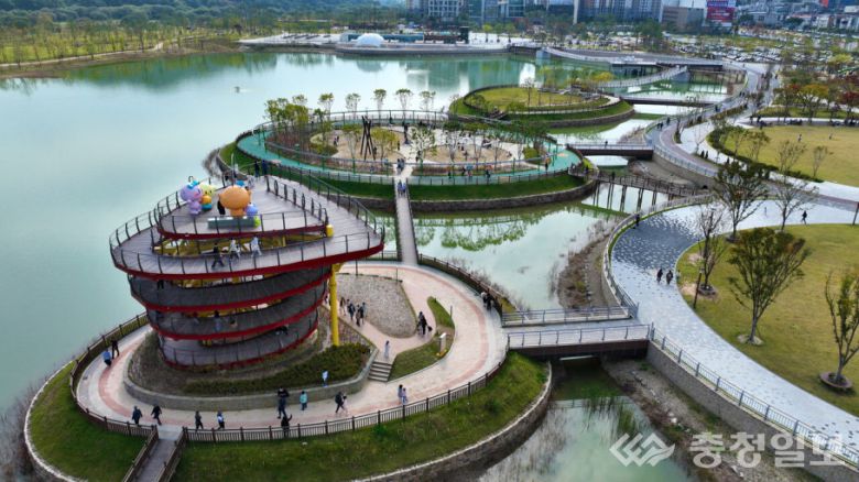 갑천생태호수공원의 중심 공간을 담은 항공 시점 이미지. 호수 위로 부드럽게 이어지는 데크 산책로와 원형 정원이 층층이 배치돼 입체적 경관을 이루고 있다