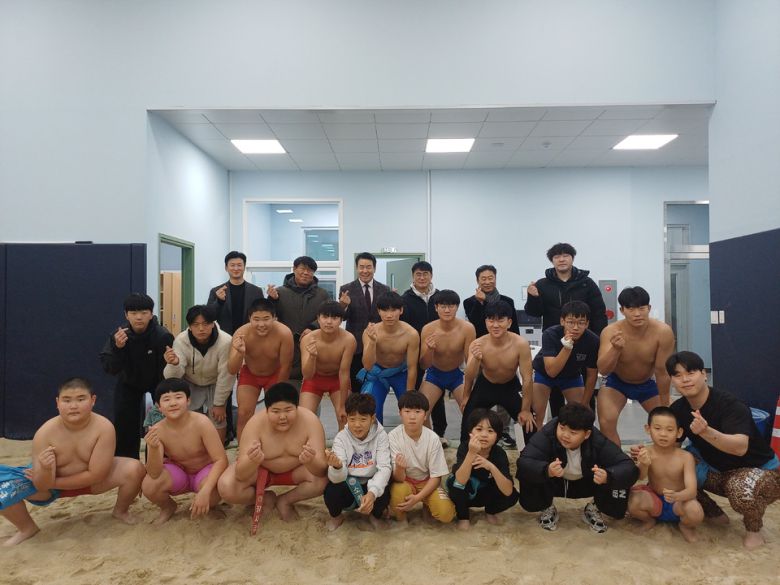 태안교육지원청이 지난 2일 태안중학교 씨름장을 방문해 2026년 각종 대회를 대비해 동계훈련 중인 백화초등학교와 태안중학교 씨름부 학생 선수들을 격려했다