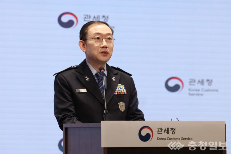 관세청 마약단속 종합대책을 발표하고 있는 이명구 관세청장