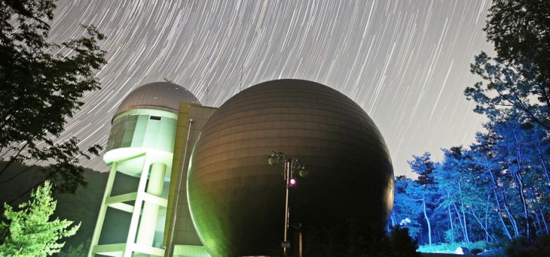 3대 유성우 중 하나로 꼽히는 '쌍둥이자리 유성우'가 12월 중순 절정기를 맞는 가운데, 증평 좌구산천문대가 오는 13일 오후 10시부터 좌구산 별천지공원에서 특별 관측회를 연다.