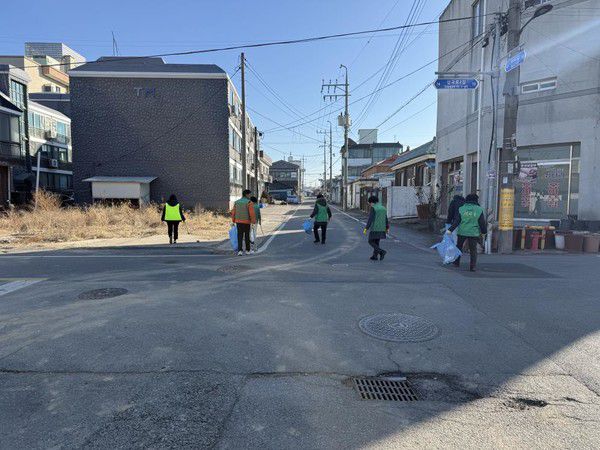 삽교읍 새마을지도자협의회 새해맞이 환경정화 활동 모습