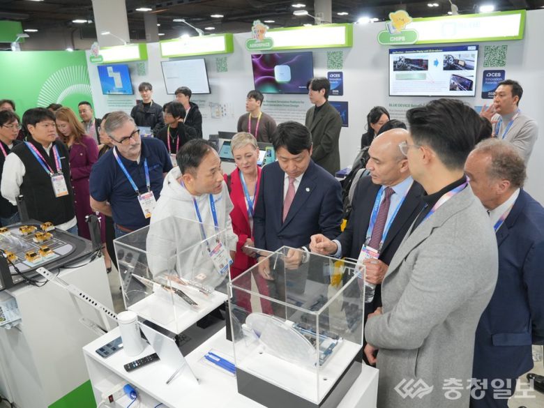 CES 2026 미국 라스베이거스 유레카파크에 마련된 대전통합관에서 최성아 부시장과 해외 투자자·바이어들이 지역 스타트업의 기술 설명을 듣고 전시 제품을 살펴보며 사업성과 활용 가능성에 대해 의견을 나누고 있다