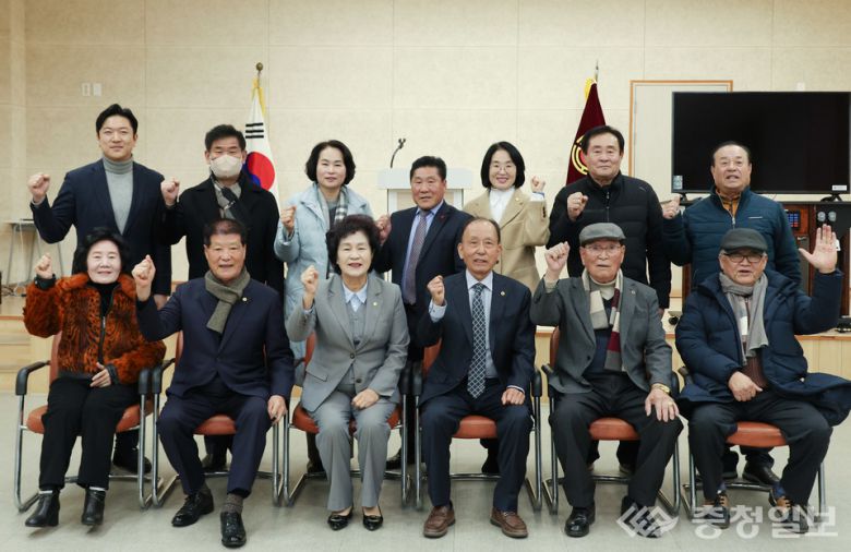 대전 동구의회 의장단이 대한노인회 동구지회를 방문해 노인회 임원진과 함께 단체로 자리를 함께하며 새해 인사와 지역 노인 복지 강화를 다짐하고 있다