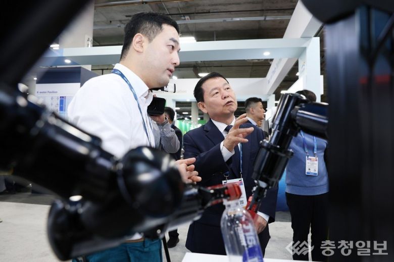 6일(현지 기준), CES 2026에서 윤석대 한국수자원공사 사장(사진 가운데)이 K-water관에 전시된 수중 휴머노이드 다이버 로봇에 탑재 가능한 로봇팔을 살펴보고 있다