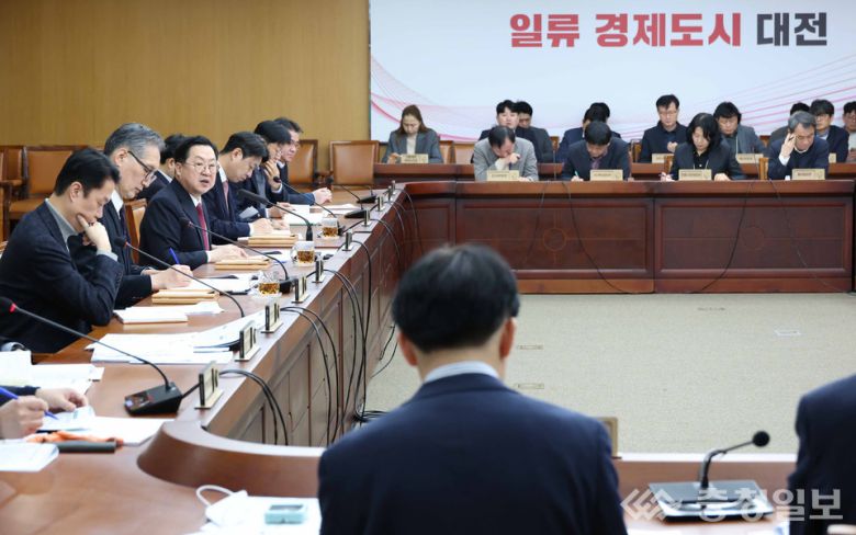 대전시청에서 열린 주간업무회의에서 이장우 대전시장을 비롯한 간부들이 대전·충남 통합 논의와 주요 시정 현안을 놓고 회의를 진행하고 있다