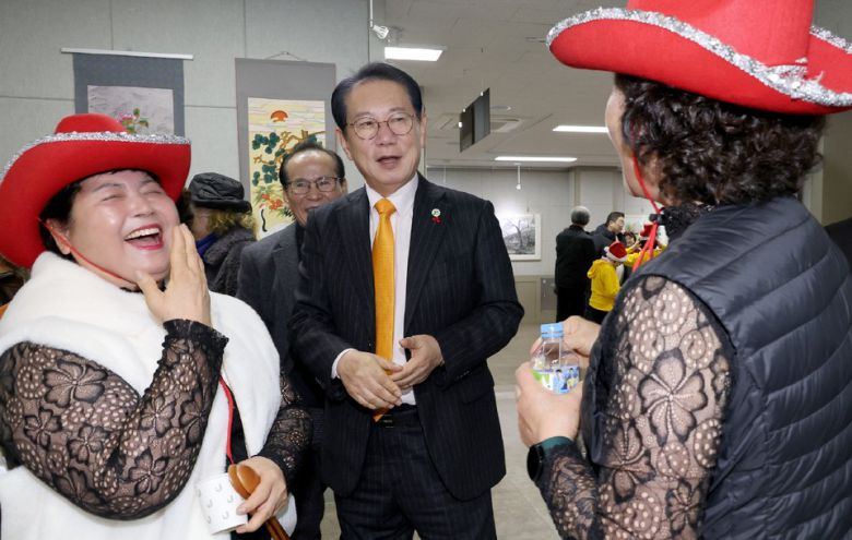 송인헌 군수가 주민과의 대화를 하고 있다.