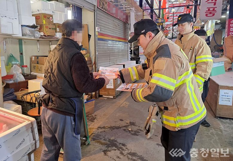 대전소방 관계자들이 겨울철 전통시장 화재 예방을 위해 시장 상인을 대상으로 안전수칙 안내문을 전달하며 화재 예방 행동 요령을 안내하고 있다