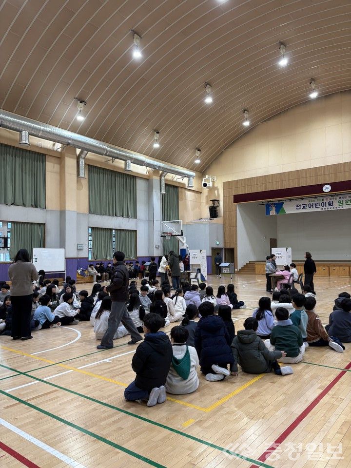 대전글꽃초등학교 체육관에서 전교 임원 선거를 앞두고 학생들이 학년별로 대기하며 질서 있게 투표 순서를 기다리고 있다