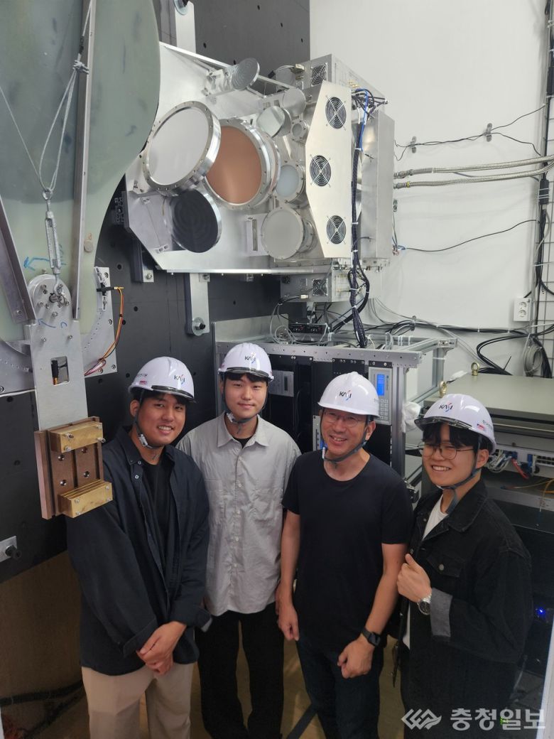 =천문연 운영 KVN평창망원경에서 왼쪽부터 KAIST 최준용, 정우송 연구원, 김정원 교수, 백지훈 연구원