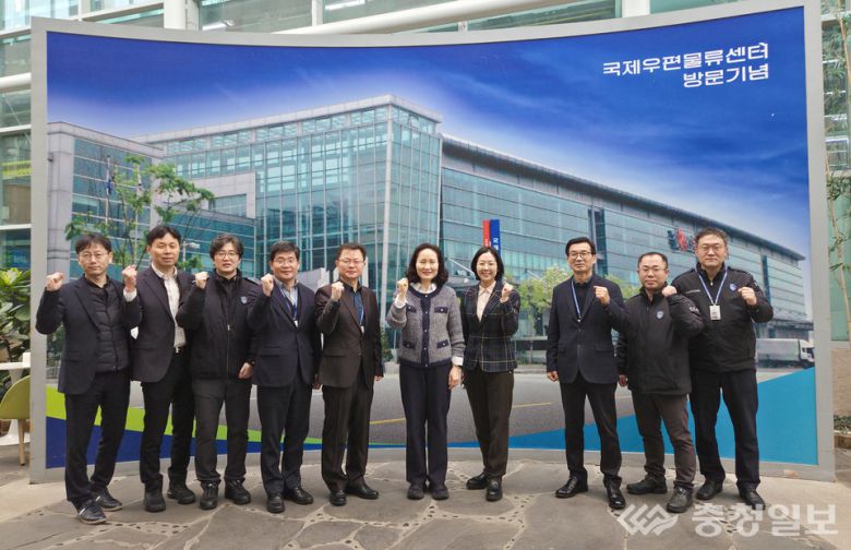 이진희 관세청 통관국장(오른쪽에서 다섯 번째)이 인천공항 국제우편물류센터를 방문해 국제우편 통관 현황을 점검한 뒤 관계자들과 함께하고 있다