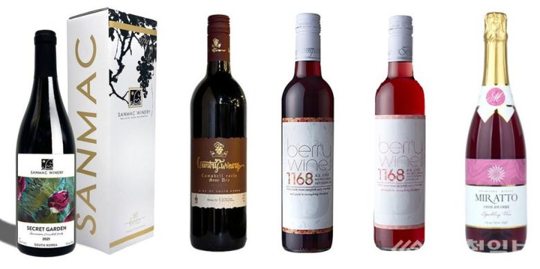 영동와인이 ‘2026 전통주·한국와인 베스트 트로피’에서 그랑골드을 수상했다. 왼쪽부터 ‘비원’, ‘컨츄리 캠벨 드라이’, ‘베리와인 1168CS’, ‘1168RS10’, ‘미르아토 로제 스파클링’.