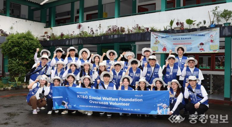 ▲ ‘상상위더스’ 단원 60여 명을 인도네시아 보고르와 파수루안에 파견해 오는 27일까지 봉사활동을 펼친다. 단원들이 화이팅을 외치고 있다