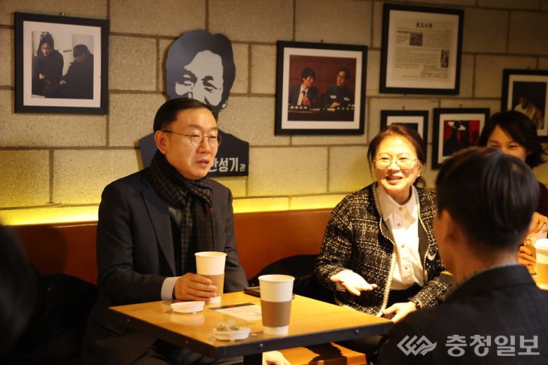 서울세관에서 영화 '슈가' 관람 전 직원들과 간담회를 갖고 있는 이명구 관세청장