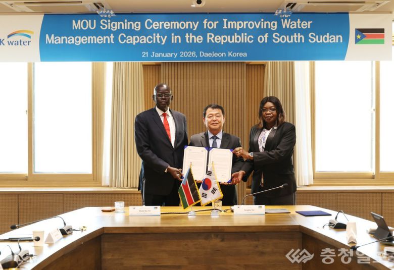 한국수자원공사-남수단 업무협약식 장면. 왼쪽부터 마둣 비아 옐 남수단 고등교육·과학기술부 장관, 윤석대 사장, 사라 클레토 리알 남수단 보건부 장관