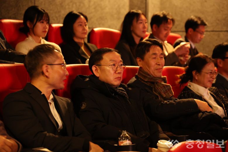 직원들과 영화 '슈가'를 관람하고 있는 이명구 관세청장