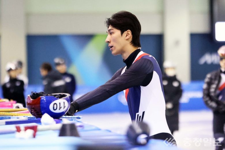 제25회 밀라노 코르티나담페초 동계올림픽을 2주 앞두고 23일 충북 진천 국가대표선수촌에서 쇼트트랙 황대헌 선수가 훈련을 복기하고 있다.