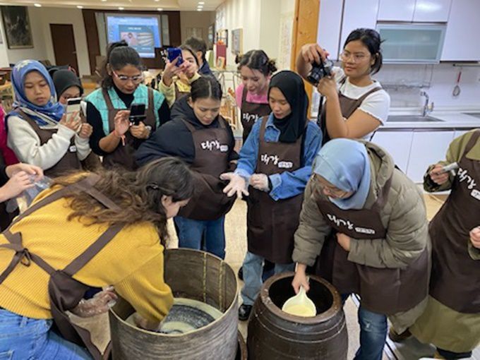 ▲ 외국인 단체관광객들이 단양 대강양조장에서 막걸리 만들기 체험을 하고 있다. 사진=독자제공