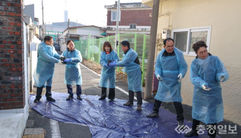 대전 중구 태평동 골목에서 열린 노사 합동 연탄 나눔 봉사활동 현장에서 대전시교육청과 대전시교육청공무원노동조합 관계자들이 연탄을 한 장씩 전달하며 이웃 가구로 온기를 이어가고 있다