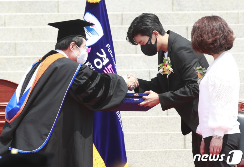 ‘미스터트롯’ 임영웅이 5일 오전 경기도 남양주 경복대학교 남양주 캠퍼스에서 열린 경복대학교 우당대상 수여식에 참석해 김경복 총장직무대행(왼쪽)으로부터 우당대상을 수상하고 있다.  2020.6.5/뉴스1 © News1