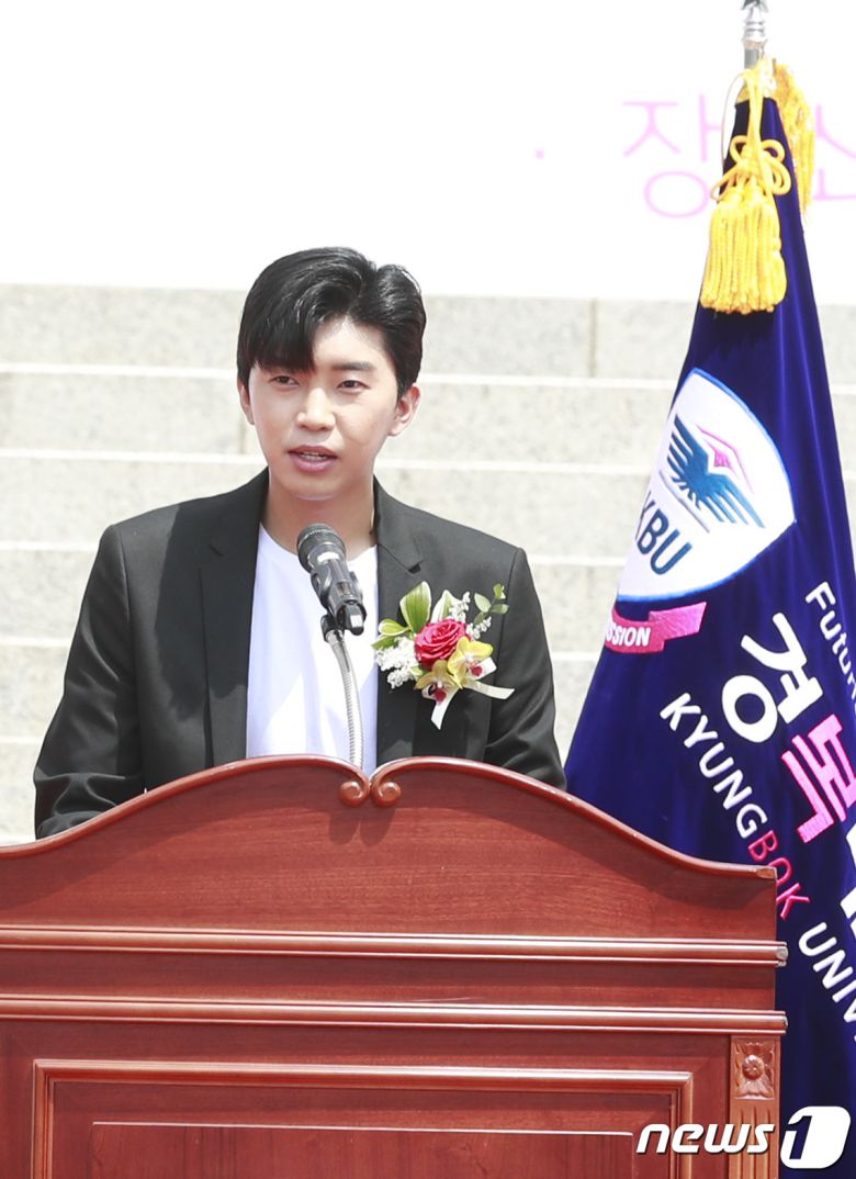 ‘미스터트롯’ 임영웅이 5일 오전 경기도 남양주 경복대학교 남양주 캠퍼스에서 열린 경복대학교 우당대상 수여식에 어머니 이현미씨와 함께 참석해 수상 소감을 말하고 있다. © News1