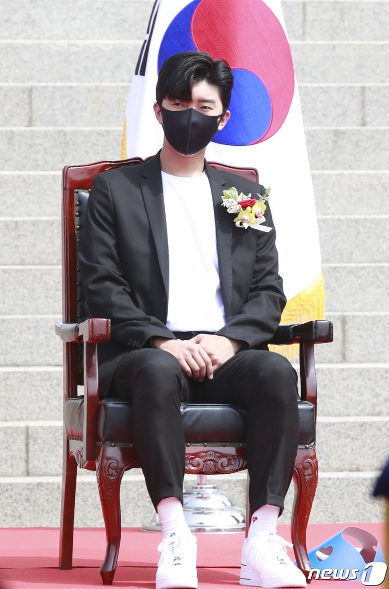 ‘미스터트롯’ 임영웅이 5일 오전 경기도 남양주 경복대학교 남양주 캠퍼스에서 열린 경복대학교 우당대상 수여식에 참석해 식을 지켜보고 있다.  © News1