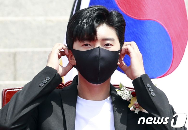 ‘미스터트롯’ 임영웅이 5일 오전 경기도 남양주 경복대학교 남양주 캠퍼스에서 열린 경복대학교 우당대상 수여식에 참석해 마스크를 고쳐쓰고 있다. © News1