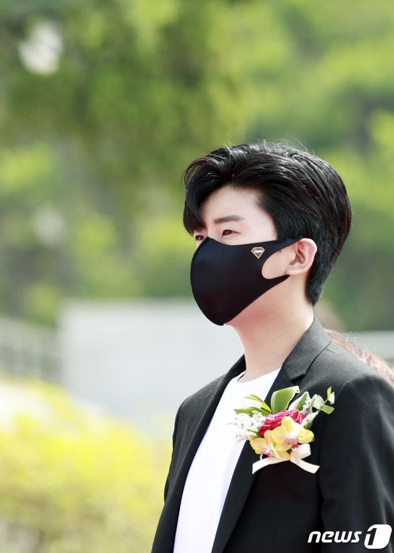 ‘미스터트롯’ 임영웅이 5일 오전 경기도 남양주 경복대학교 남양주 캠퍼스에서 열린 경복대학교 우당대상 수여식에 참석해 교과를 제창하고 있다.  © News1