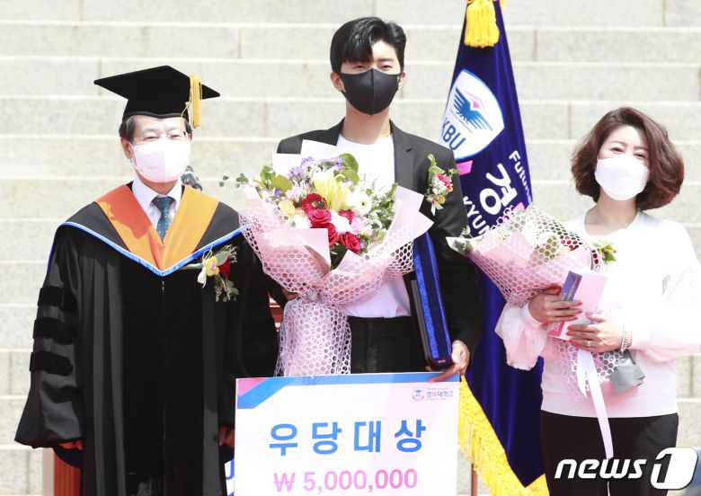 ‘미스터트롯’ 임영웅이 5일 오전 경기도 남양주 경복대학교 남양주 캠퍼스에서 열린 경복대학교 우당대상 수여식에 참석해 김경복 총장직무대행으로부터 우당대상을 수상한 뒤 포즈를 취고 있다.  © News1