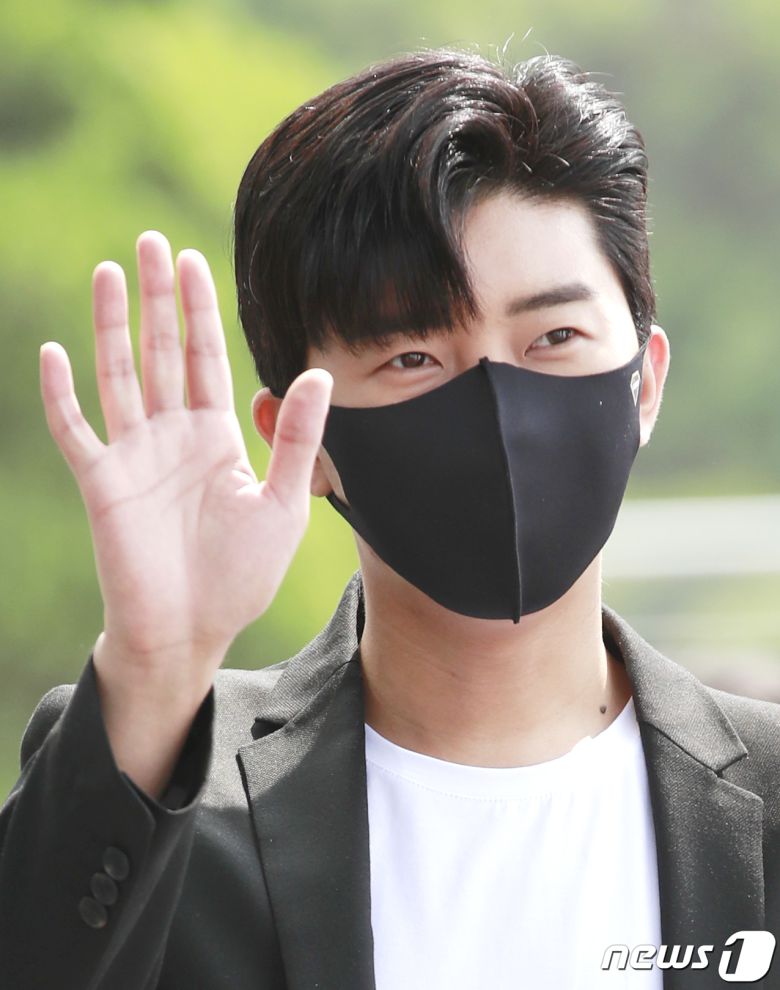 ‘미스터트롯’ 임영웅이 5일 오전 경기도 남양주 경복대학교 남양주 캠퍼스에서 열리는 경복대학교 우당대상 수여식 행사에 참석해 멋진 손인사를 하고 있다. 2020.6.5/뉴스1 © News1 권현진 기자