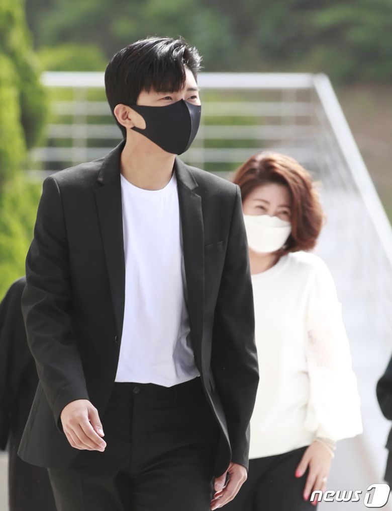 ‘미스터트롯’ 임영웅과 어머니 이현미씨가 5일 오전 경기도 남양주 경복대학교 남양주 캠퍼스에서 열린 경복대학교 우당대상 수여식에  참석하고 있다.  © News1