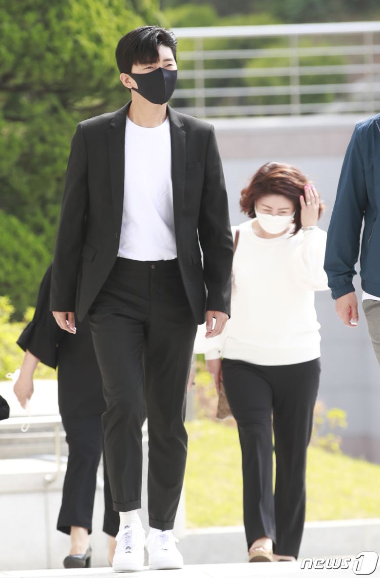 ‘미스터트롯’ 임영웅이 5일 오전 경기도 남양주 경복대학교 남양주 캠퍼스에서 열린 경복대학교 우당대상 수여식에 어머니 이현미씨와 함께 참석하고 있다.  © News1