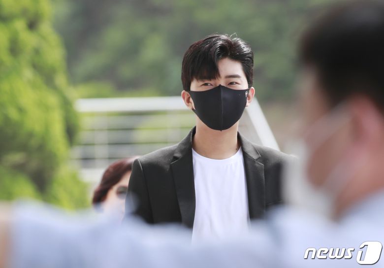 ‘미스터트롯’ 임영웅이 5일 오전 경기도 남양주 경복대학교 남양주 캠퍼스에서 열리는 경복대학교 우당대상 수여식 행사에 참석하기 위해 교정으로 들어서고 있다. © News1