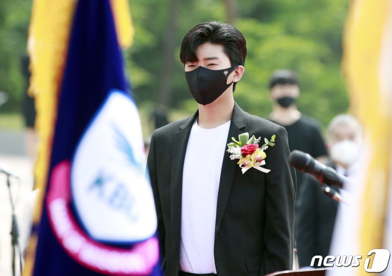 ‘미스터트롯’ 임영웅이 5일 오전 경기도 남양주 경복대학교 남양주 캠퍼스에서 열린 경복대학교 우당대상 수여식에 참석해 국민의례를 하고 있다.   © News1