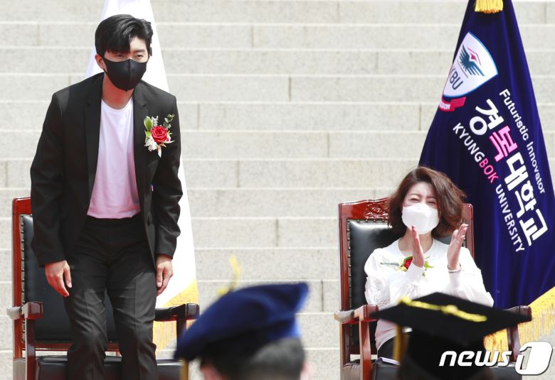 ‘미스터트롯’ 임영웅이 5일 오전 경기도 남양주 경복대학교 남양주 캠퍼스에서 열린 경복대학교 우당대상 수여식에 어머니 이현미씨와 함께 참석해 인사를 하고 있다.  © News1