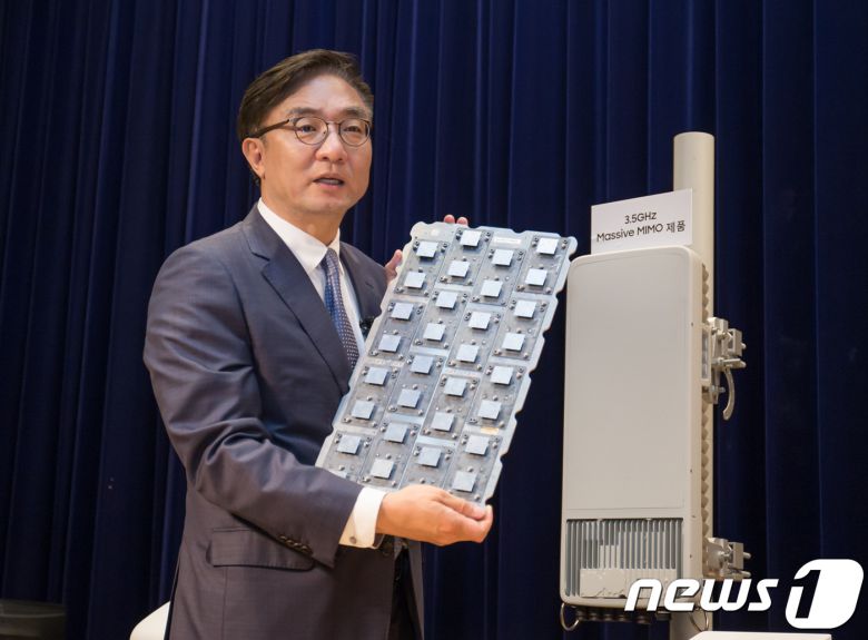 김영기 당시 삼성전자 무선사업부 사장이 2018년 7월13일 수원 사업장에서 기자회견을 열고 5G 기지국 장비를 공개하는 모습.(삼성전자 제공)© News1