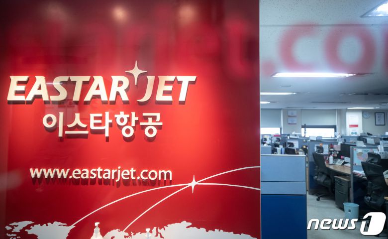 제주항공의 이스타항공 인수가 무산됐다. 이스타 재무상황을 감안하면 법정관리에 돌입할 경우 존속보다는 청산 결정이 날 가능성이 높다. 1600여명의 근로자가 당장 생계위기에 내몰릴 수 있다는 의미로 인수 무산을 둘러싼 책임론이 격화될 것으로 보인다. 제주항공은 이스타항공 경영권 인수를 위한 주식매매계약(SPA)을 해제했다고 23일 공시했다.  사진은 23일 오전 서울 강서구 이스타항공 본사 모습. 2020.7.23/뉴스1 © News1 이재명 기자