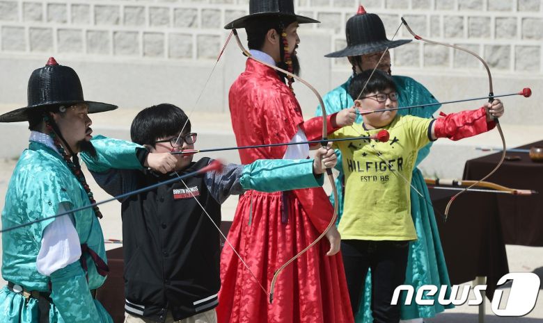 서울 종로구 경복궁에서 열린 '조선시대 갑사 선발 취재시험' 행사에 참여한 어린이들이 활쏘기 체험을 하고 있는 모습./뉴스1 © News1 민경석 기자