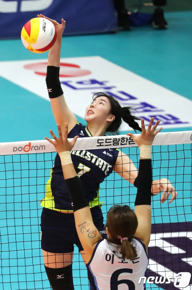 6일 오후 경기도 수원시 장안구 수원실내체육관에서 열린 2017-2018 도드람 프로배구 V-리그 여자부 현대건설과 IBK기업은행의 경기에서 현대건설 고유민이 공격을 하고 있다. 2018.2.6/ 자료사진 © News1 오장환 기자